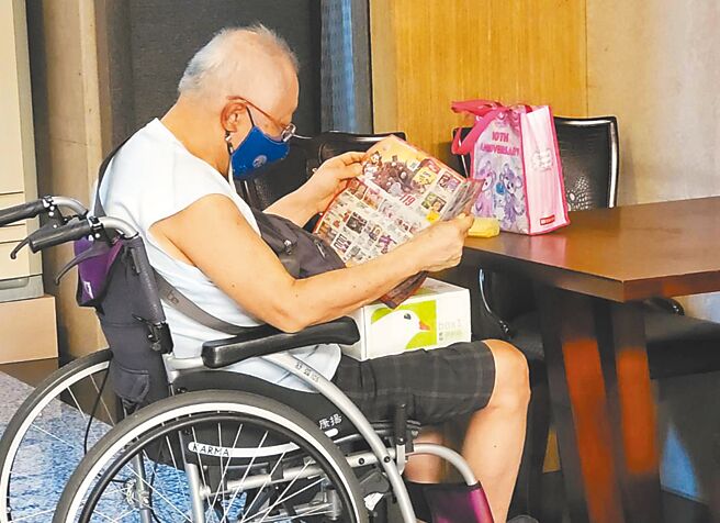 前军情局六处副处长庞大为撰写回忆录，揭开投诚共军邵正宗捐驱过程。庞大为因罹患血癌，现以轮椅代步。（吕昭隆摄）