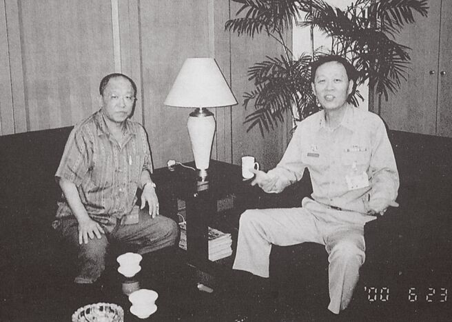 前军情局六处副处长庞大为与前军情局徐筑生。（翻拍资料照片）
