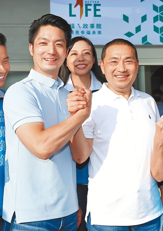 國民黨台北市長參選人蔣萬安（左）2日到新北市，與新北市長侯友宜（右）合體，請教未來市政規畫議題。（黃世麒攝）