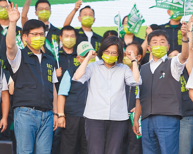 蔡英文總統2日與台北市長參選人陳時中（右）到新北市，為林佳龍（左）一起加油，高呼當選口號。（季志翔攝）