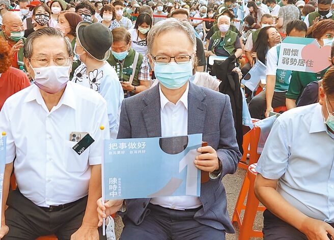 衛福部長薛瑞元（中）1日出席民進黨台北市長參選人陳時中競選總部成立大會，並拉起手中的小旗子拍照。（姚志平攝）