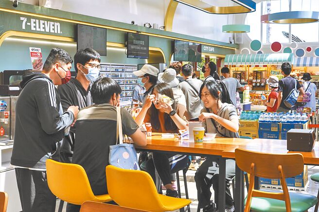 指挥中心发言人庄人祥表示，目前疫情处在高原期，推估还会持续4万例好一阵子。图为许久不见的国内旅游再现昔日荣景，2日适逢假日，花莲秀林乡的「台泥DAKA园区」涌入大量车潮与人潮。（黄子明摄）