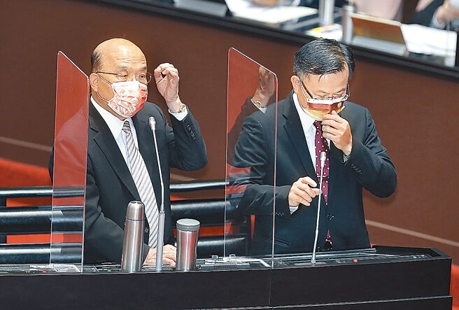 行政院長蘇貞昌（左）與國家通訊傳播委員會（NCC）主委陳耀祥（右）皆否認有介入鏡電視審照過程。（本報資料照片）