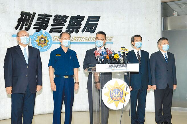 内政部长徐国勇（中）、警政署长黄明昭（左二）在刑事局扫黑记者会上，强调警政署选前会持续专案扫荡，宣示维护治安的决心。（警政署提供）