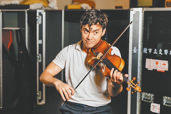 美国寇帝斯音乐学院最年轻教授、小提琴新星班哲明．比尔曼（Benjamin Beilman）首度来台，将和台北市立交响乐团演奏经典的柴可夫斯基小提琴协奏曲。（郭吉铨摄）