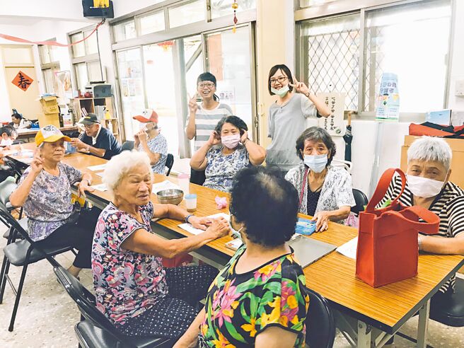 一群来自外地的年轻人，透过创意与专业，重现被遗忘的菁桐矿区女性故事。（林玮扬提供）