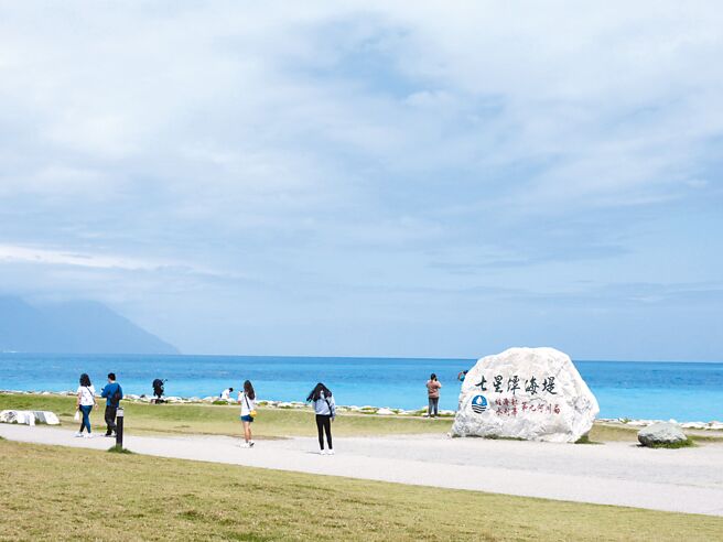 国庆连假花莲旅宿住房率目前仅有6成，比往年减少1成，业者研判与上月强震重创南区乡镇有关，但经台铁抢通受损的花东线铁路且能通达玉里后，有机会再拉抬整体住房销售。图为七星潭。（本报资料照片）