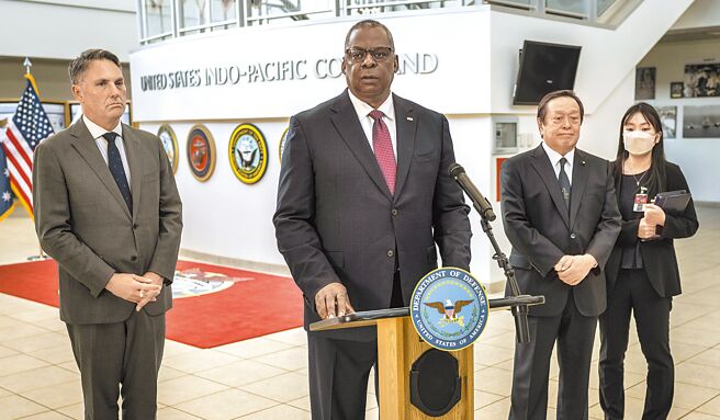 2022年10月2日，美国国防部长奥斯汀（中）在夏威夷的美国印太司令部与澳大利亚副总理兼国防部长理查德·马勒斯（Richard Marles，左）和日本防卫大臣滨田靖一（右二）举行三边会议。（摘自美国国防部官网）