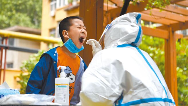 全球只剩下大陸等少數地區還在採取封控或普篩策略，即便有愈來愈多機構和商會提出警告，指大陸僵化的防疫將衝擊經濟，但大陸依舊堅持「動態清零」。究其原因，中共總書記習近平7月曾說，防疫要「算政治帳」，要堅持「人民至上、生命至上」。圖為5月7日，鄭州醫務人員為小朋友進行核酸採樣。（新華社）