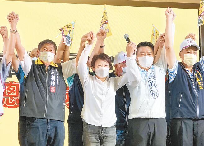 台中市长卢秀燕（左二）表示，感谢王朝坤支持市府让预算过关，让她能带领市府团队完成各项建设创造「双赢」，让后里更美好。（陈世宗摄）
