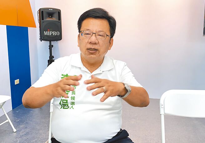 民进党嘉义市长参选人李俊俋质疑地方普发消费现金失策。（廖素慧摄）