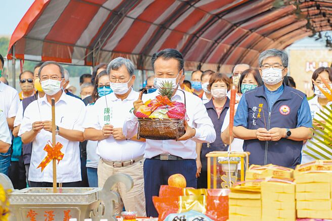 嘉義縣長翁章梁（前者）為民雄鄉中央橋改建工程，祭拜祈求施工順利。（廖素慧攝）