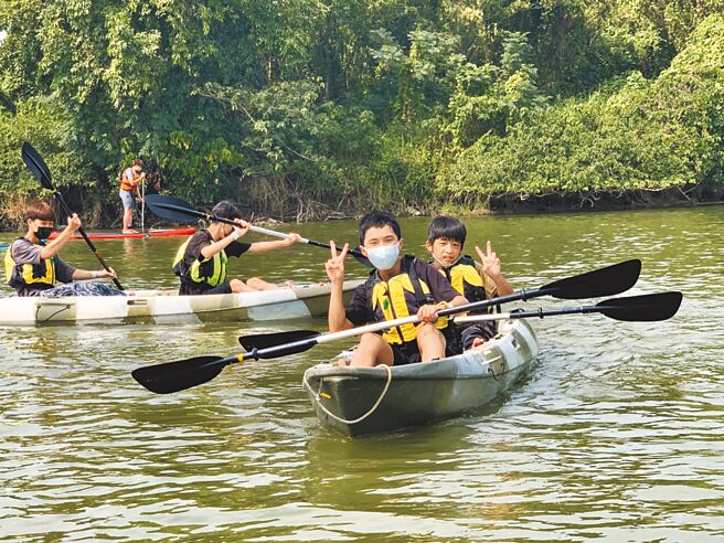 北台南家扶第9届少年展力方案40名青少年2日在柳营区德元埤荷兰村体验独木舟活动。（北台南家扶提供／张毓翎台南传真）