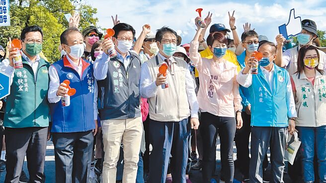 台南市议员第三选区应选3席，国民党现任议员尤荣智（左二）、民进党现任议员陈秋宏（左一）和吴通龙（右二）力拚连任。（本报资料照片）