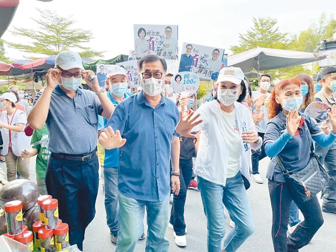 國民黨高雄市長參選人柯志恩（右二）2日與前高雄市副市長李四川（左二）到大社區觀音山健行。柯志恩競選辦公室針對浮屍議題，回嗆高市府並要求道歉。（洪浩軒攝）