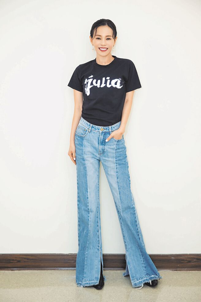 彭佳慧前晚演出结束开心庆功。（宽宏艺术提供）