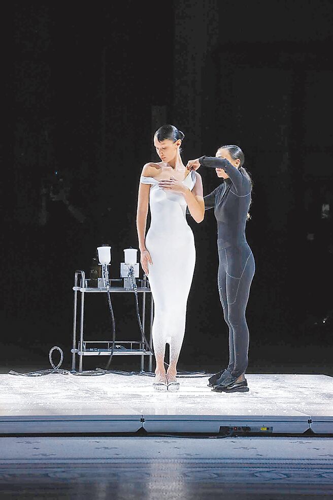 贝拉哈蒂德全裸上台身上喷上白漆，待固化后由设计师快速为她剪出一袭全新洋装，整个过程不花7分钟。（CFP）