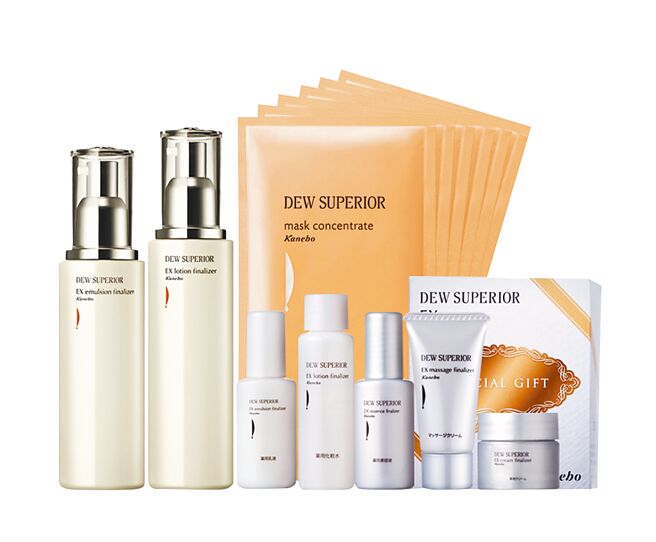 Global Mall新北中和店的佳丽宝DEWS EX立体胶原活肤露、活肤乳，原价1万4635元，优惠价7245元。（Global Mall提供）