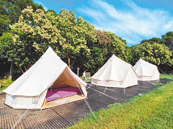 京站于11月15日前，推出Q卡友当日单笔消费满3000元，即抽价值1万800元的台中森渼原中神殿帐双人住宿券4组。（京站提供）