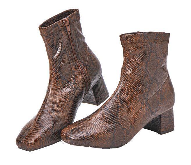 京站的ORiental Traffic皮革缝线方头中跟短靴，原价4680元，特价1500元。（京站提供）