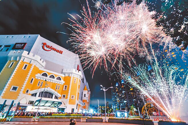 台茂购物中心将于8日晚上推出240秒3千发的璀灿花火秀。（台茂购物中心提供）