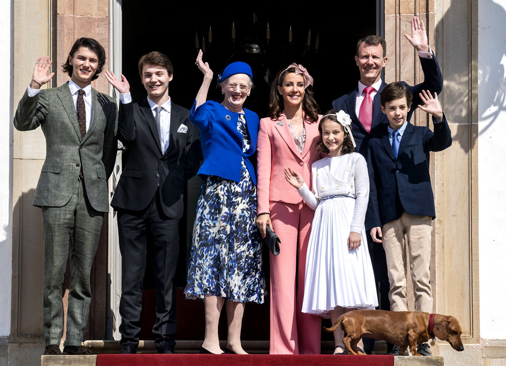丹麦女王玛格丽特二世（Queen Margrethe II）宣布拔除尤阿金王子（Prince Joachim）4名子女的「王子」、「公主」头衔。图为2022年4月尤阿金王子一家人与女王的合照，由左至右依序为：尼古拉王子（Prince Nikolai）、费利克斯王子（Prince Felix）、女王、玛丽王妃（Princess Marie）、雅典娜公主（Princess Athena）、尤阿金王子、亨瑞克王子（Prince Henrik）。（资料照／TPG、达志影像）(photo:ChinaTimes)
