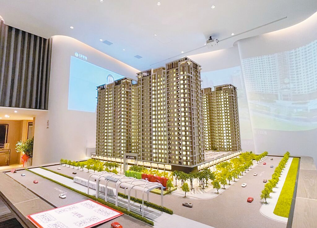 淡海新市鎮200億超級大案「名軒海樂地」總價800萬元起，吸引購屋族目光。（葉思含攝）