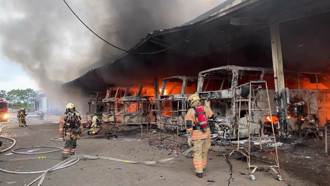 台南仁德遊覽車體製造廠大火  爆炸聲四起火勢猛烈   6車燒剩骨架