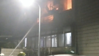 北市信義區公寓「狂竄火舌濃煙」 屋主爬窗逃生警消救出29人