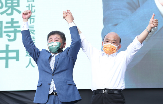 民進黨台北市長參選人陳時中競選總部成立大會中，行政院長蘇貞昌（左）拉起陳時中（左）的手顯得相當熱絡。（姚志平攝）