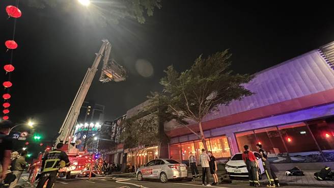 台中市丰原区一家石头烧烤店，昨晚惊传火警，起火原因疑似排油烟管起火。（翻摄「记者爆料网」）