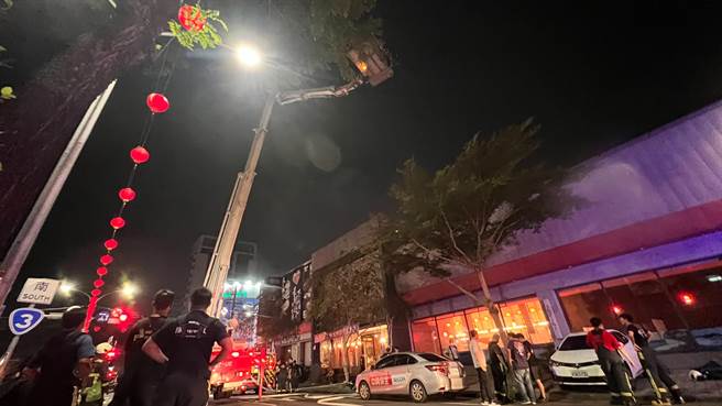 台中市丰原区一家石头烧烤店，昨晚惊传火警，起火原因疑似排油烟管起火。（翻摄「记者爆料网」）