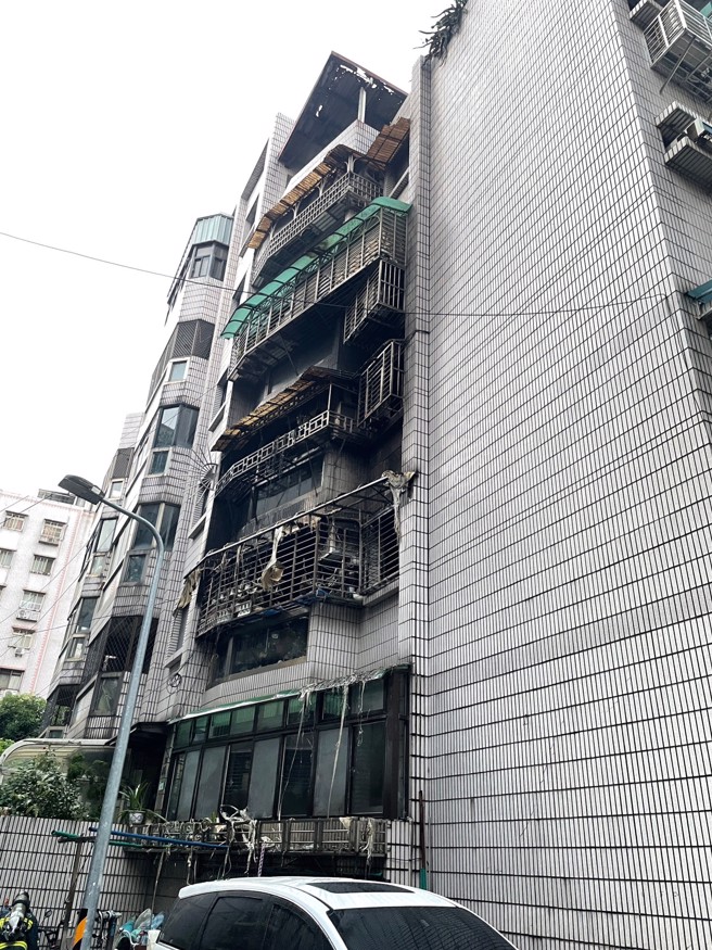 北市信义区吴兴街公寓狂窜火舌浓烟，屋主爬窗顺利逃生，警消救出29人。(台北市消防局提供)