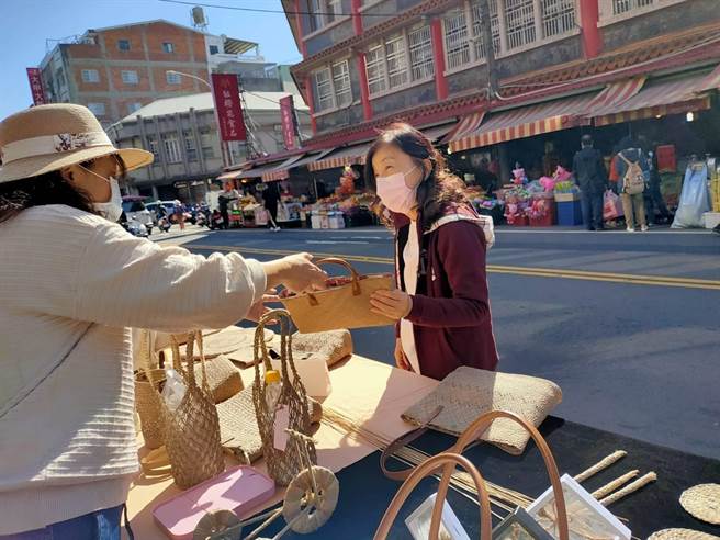 参加大甲地区展摊活动，细致精巧的编织手法，让许多外国观光客惊艳直呼在大甲旅游竟买到艺术品。（中彰投分署提供）