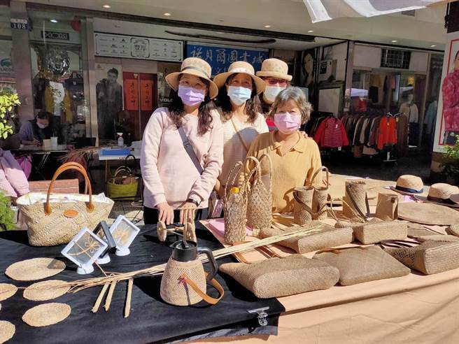 参加大甲地区展摊活动，细致精巧的编织手法，让许多外国观光客惊艳直呼在大甲旅游竟买到艺术品。（中彰投分署提供）
