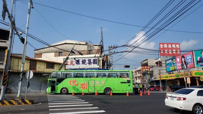 統聯客運撞斷電線桿，導致電線桿歪斜。（呂妍庭翻攝）