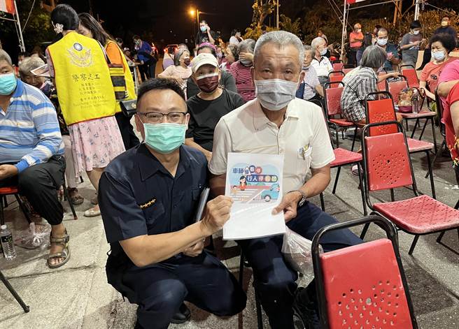大甲警分局后里分駐所昨晚在舊社里活動中心前空地，舉辦「社區治安座談會」。(警方提供)