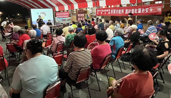 后里所副所長張永昇與阿公現場親切互動，除祝賀長輩長壽健康，並不忘提醒大家要注意防疫，宣導交通安全。（警方提供）