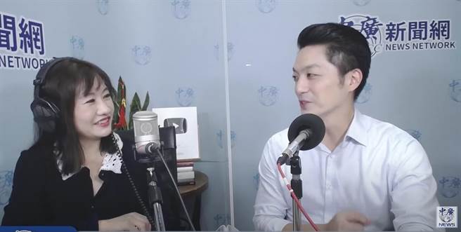 蒋万安今接受媒体人王浅秋的广播节目「千秋万事」专访。（摘自中广新闻网直播 ）