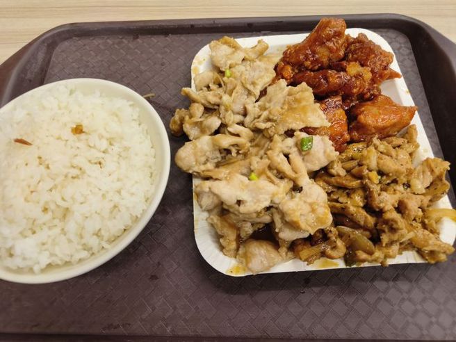 男网友去自助餐吃饭，夹3道菜和一碗饭竟然要500元。（图／翻摄自爆废公社）