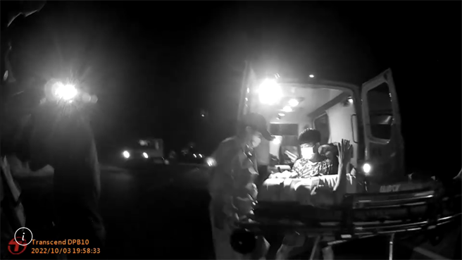 2名海陆军人3日晚间在车城乡埔墘路段跑步时，先后被酒驾陈男骑车撞伤。（警方提供／谢佳潾屏东传真）