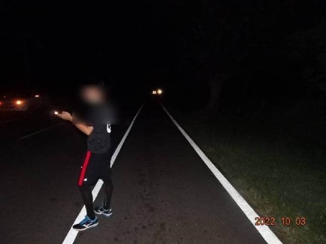 2名海陆军人3日晚间在车城乡埔墘路段跑步时，先后被酒驾陈男骑车撞伤。（警方提供／谢佳潾屏东传真）