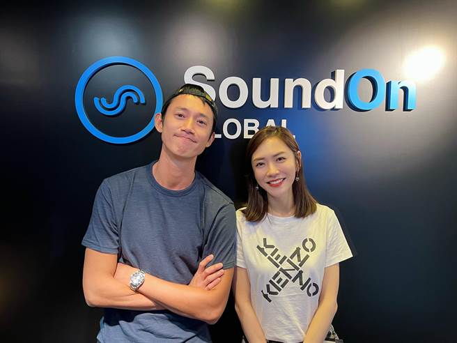 杨千霈（右）持续半年的关心，终于等到吴慷仁。（《9馆不打Yang》节目提供）