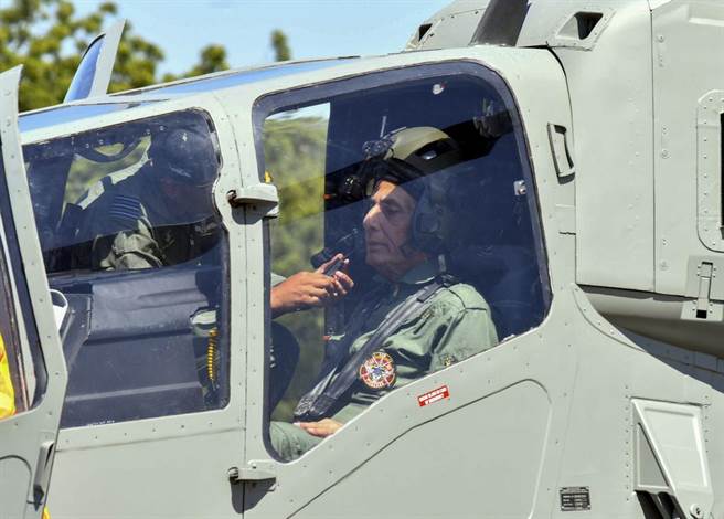 印度国防部长辛格3日公布首批自制高空攻击直升机，当场坐入机内体验。（美联社资料照）