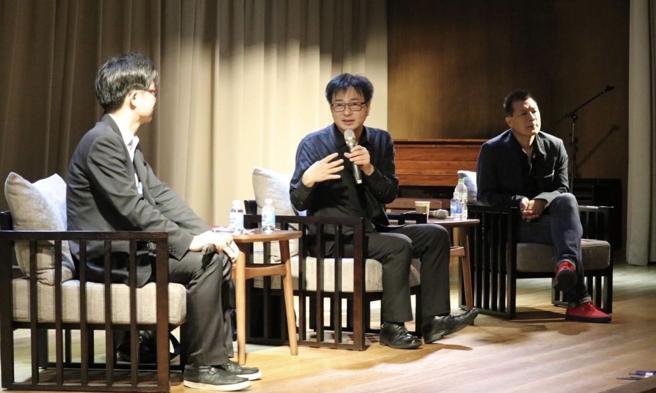 蔡诗萍》一文一武，一静一动的周休二日啊