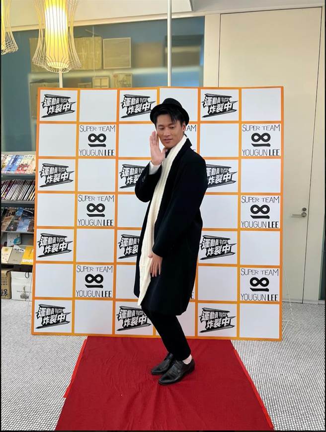 孟祥祖摆出玛丽莲梦露招牌姿势。（巨宸制作提供）