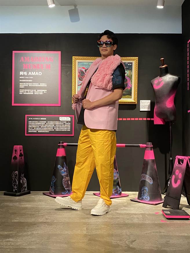 吕佳彬挑战时尚任务，摆出抚媚姿势。（巨宸制作提供）