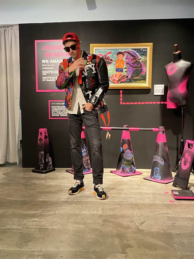 纪亚文挑战时尚任务，竟抽到籤王。（巨宸制作提供）