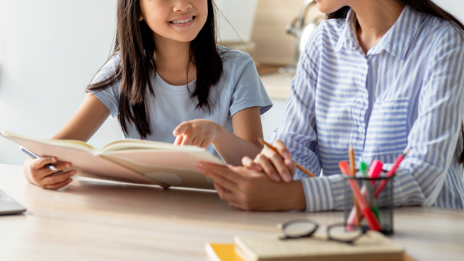 一名女网友表示，翻开就读国小儿女的国语课本才发现，主播的播竟然是念「ㄅㄛˋ」。（图／示意图，达志影像）