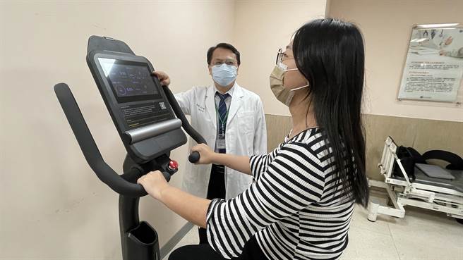 离心脚踏车训练助心肺疾病患者轻松復健，有效提高患者心肺耐力。（亚大附医提供／潘虹恩台中传真）